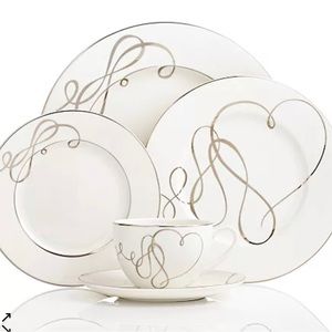 NWT Mikasa Love Story 5-Piece Porcelain Place Setting - Timeless Elegance